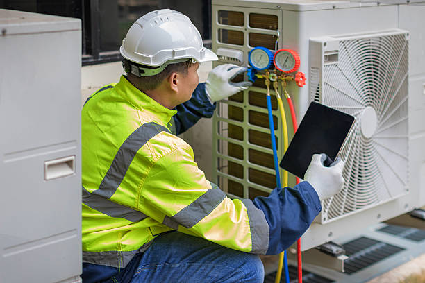 Professional Hvac technician working in Auburndale, FL